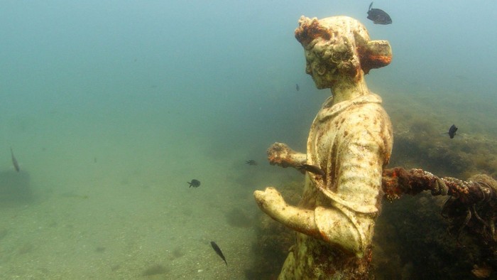 Kota Baia dikenal sebagai surga dunia. Dulu, orang-orang super kaya di masa Romawi kuno berpesta pora di kota yang kini berada di bawah laut Naples tersebut.