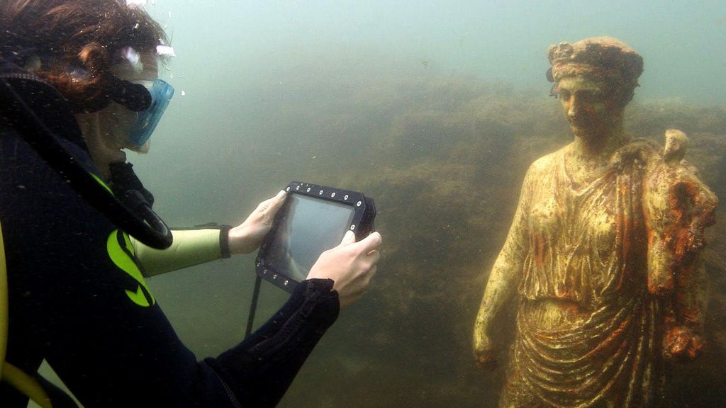 Kota Baia dikenal sebagai surga dunia. Dulu, orang-orang super kaya di masa Romawi kuno berpesta pora di kota yang kini berada di bawah laut Naples tersebut.