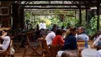 Meski terletak di dalam hutan, tapi kafe ini selalu ramai dengan wisatawan dari berbagai negara lho. Selain itu The River Cafe juga menampilkan pertunjukan musik. Foto: The River Cafe