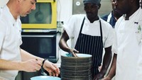 Ini kesibukan yang terjadi di dalam dapur The River Cafe setiap harinya. Chef dan semua pegawai yang bertugas memastikan bahwa semua makanan yang mereka sajikan berkualitas tinggi. Foto: The River Cafe
