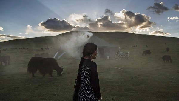 Warga Tibet sudah terbiasa dengan hawa dingin, adaptasi yang dilakukan oleh penduduk asli Tibet cukup ekstrim. Kevin Frayer/Getty Images Warga Tibet sudah terbiasa dengan hawa dingin, adaptasi yang dilakukan oleh penduduk asli Tibet cukup ekstrim. Kevin Frayer/Getty Images