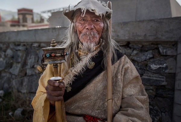 Perbedaan mencolok antara penduduk Tibet dengan penduduk di daerah sekitarnya ialah penduduk asli Tibet memiliki siklus usia lebih dari 100 tahun. Kevin Frayer/Getty Images Perbedaan mencolok antara penduduk Tibet dengan penduduk di daerah sekitarnya ialah penduduk asli Tibet memiliki siklus usia lebih dari 100 tahun. Kevin Frayer/Getty Images