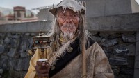 Perbedaan mencolok antara penduduk Tibet dengan penduduk di daerah sekitarnya ialah penduduk asli Tibet memiliki siklus usia lebih dari 100 tahun. Kevin Frayer/Getty Images  