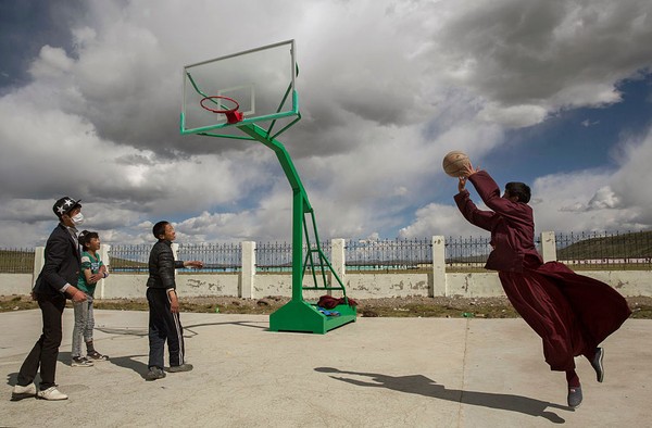 Kebanyakan penduduk di Tibet masih mempercayai adanya kekuatan magis, kekuatan di luar nalar manusia yang biasa disebut sebagai animisme-dinamisme. Kevin Frayer/Getty Images Kebanyakan penduduk di Tibet masih mempercayai adanya kekuatan magis, kekuatan di luar nalar manusia yang biasa disebut sebagai animisme-dinamisme. Kevin Frayer/Getty Images