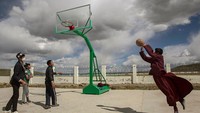 Kebanyakan penduduk di Tibet masih mempercayai adanya kekuatan magis, kekuatan di luar nalar manusia yang biasa disebut sebagai animisme-dinamisme. Kevin Frayer/Getty Images  