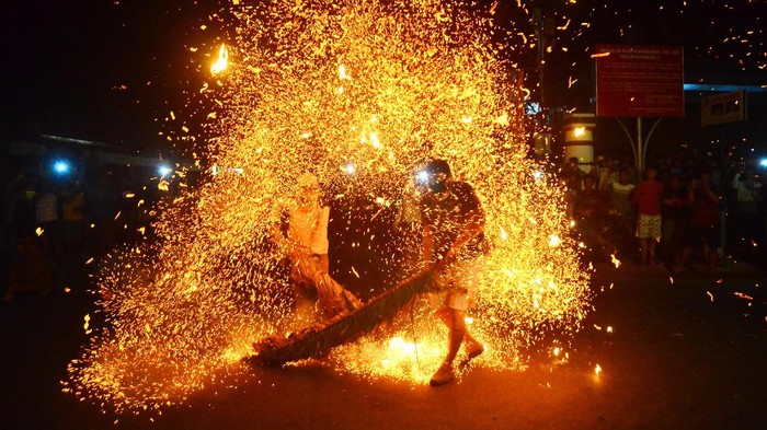 Tradisi Perang Obor di Tengah Pandemi Peserta saling serang menggunakan obor saat tradisi perang obor di Desa Tegalsambi, Jepara, Jawa Tengah, Senin (21/7/2020). Tradisi perang obor sebagai wujud syukur masyarakat kepada Tuhan YME itu tetap digelar di tengah pandemi COVID-19 dengan menerapkan protokol kesehatan serta dengan jumlah peserta dan waktu terbatas guna menghindari kerumunan yang bisa menjadi medium penyebaran COVID-19. ANTARA FOTO/Yusuf Nugroho/foc.