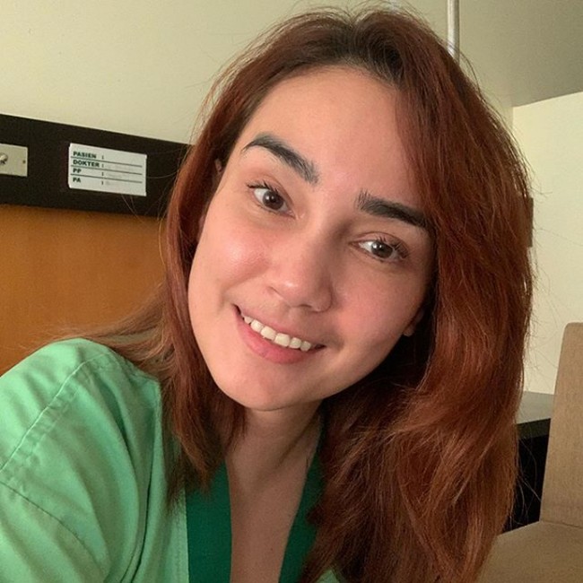 Tapi sejak didiagnosa ada kista di ovarium, penampilan Feby Febiola sedikit berbeda. Foto: Instagram/@febyfebiola_