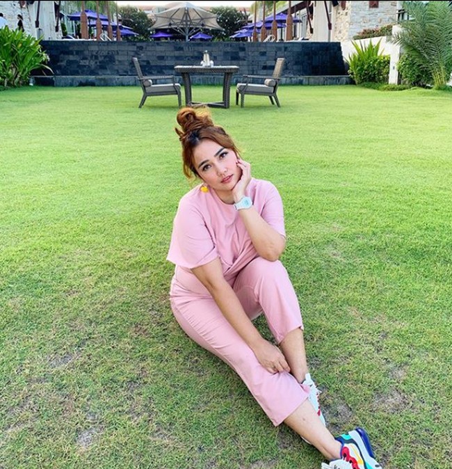 Jika tidak digerai, ia kerap menata rambutnya dengan cepol tinggi. Foto: Instagram/@febyfebiola_