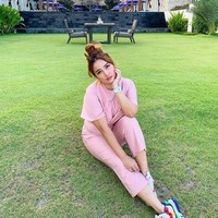 Jika tidak digerai, ia kerap menata rambutnya dengan cepol tinggi. Foto: Instagram/@febyfebiola_