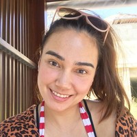 Feby Febiola juga suka dengan gaya rambut kuncir kuda. Tatanan rambut kuncir atau cepol tinggi membuat kesan lebih segar dan muda. Foto: Instagram/@febyfebiola_