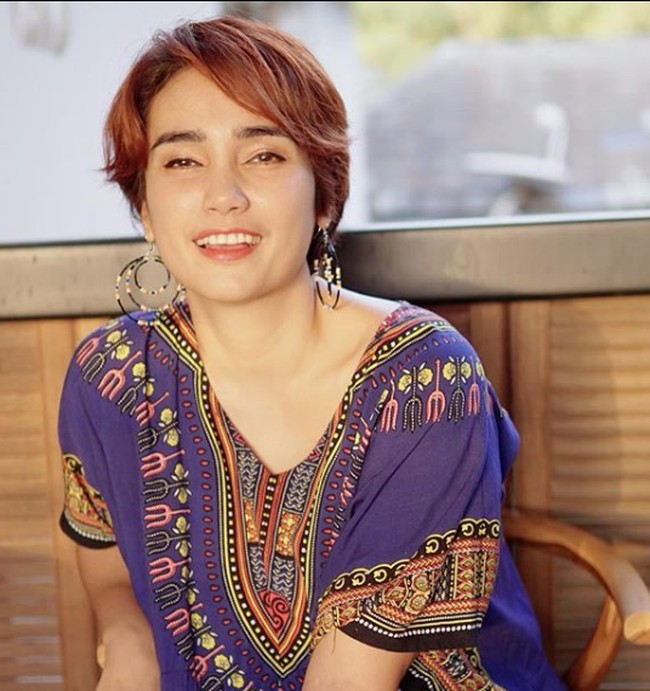 Beberapa minggu pascaoperasi kista ovarium pada awal Juni 2020, wanita berusia 42 tahun ini memangkas rambutnya jadi pendek. Namun gaya busananya tetap feminin. Foto: Instagram/@febyfebiola_