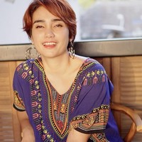 Beberapa minggu pascaoperasi kista ovarium pada awal Juni 2020, wanita berusia 42 tahun ini memangkas rambutnya jadi pendek. Namun gaya busananya tetap feminin. Foto: Instagram/@febyfebiola_