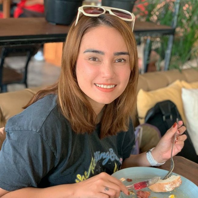 Biasanya Feby Febiola memanjangkan rambutnya sebatas bahu. Namun sesekali dia juga pernah tampil dengan potongan long bob. Foto: Instagram/@febyfebiola_