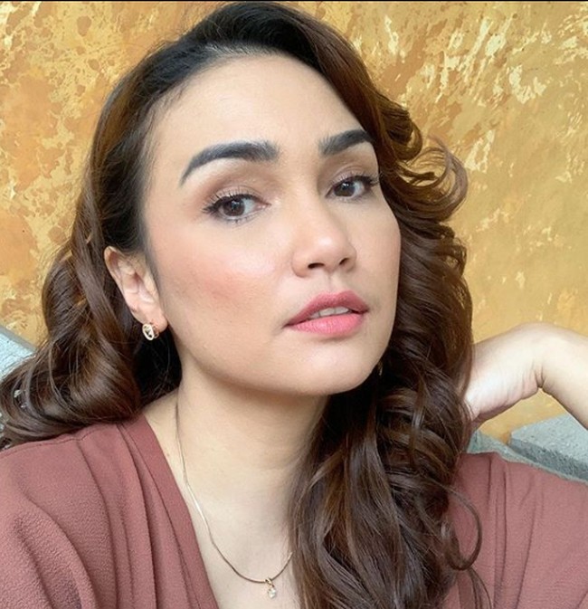 Rambut panjang dicat merah atau cokelat bisa dibilang jadi salah satu ciri khas Feby Febiola dalam berpenampilan. Sehari-harinya bintang sinetron ini memang lebih suka tampil feminin. Foto: Instagram/@febyfebiola_