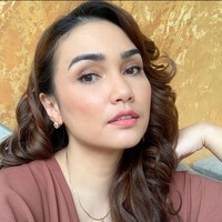 Rambut panjang dicat merah atau cokelat bisa dibilang jadi salah satu ciri khas Feby Febiola dalam berpenampilan. Sehari-harinya bintang sinetron ini memang lebih suka tampil feminin. Foto: Instagram/@febyfebiola_