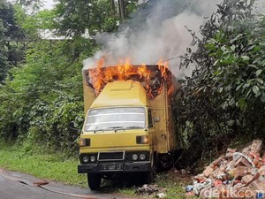 Truk Tak Kuat Nanjak Hantam Tiang Listrik dan Terbakar, 2 Orang Tewas