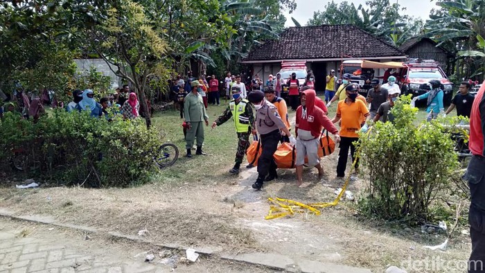 tukang gali sumur tertimbun longsor