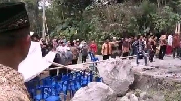 Viral Video Detik detik Truk  Muatan Batu Terguling di 