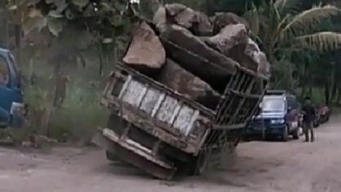 Viral video truk muatan batu terguling di lokasi layatan atau rumah duka di Klaten, Selasa (21/7/2020).
