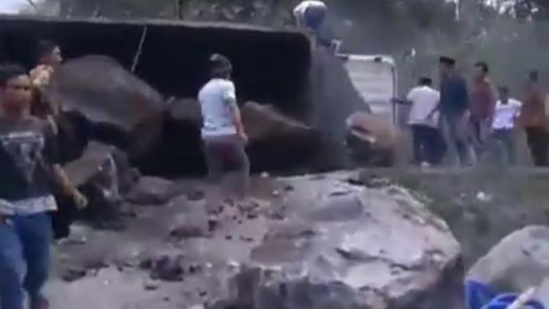 Viral video truk muatan batu terguling di lokasi layatan atau rumah duka di Klaten, Selasa (21/7/2020).