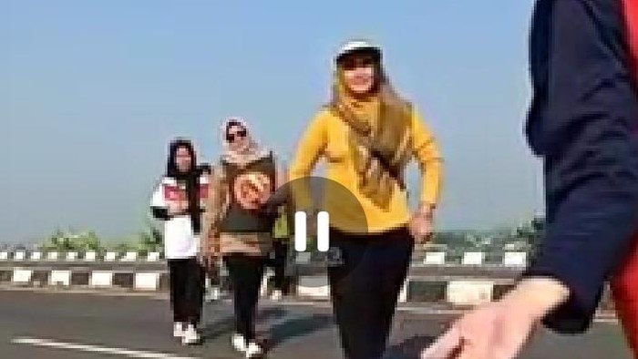 Viral video tujuh emak-emak diduga joget TikTok di exit tol Setono, Kota Pekalongan.