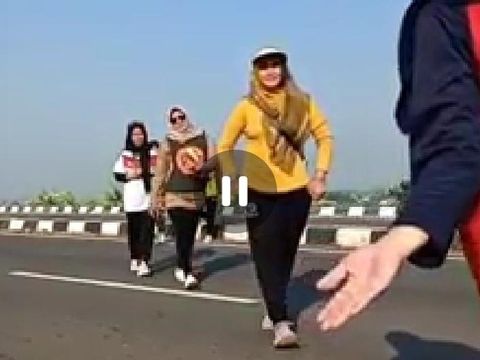 Viral video tujuh emak-emak diduga joget TikTok di exit tol Setono, Kota Pekalongan.