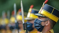 Sebuah upacara diadakan untuk menandai Hari Penerbangan di sebelah monumen yang merayakan para penerbang, baik militer maupun sipil, yang kehilangan nyawa mereka karena tugas atau berkontribusi pada evolusi penerbangan Rumania. AP Photo/Vadim Ghirda  