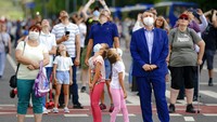 Warga Rumania menonton aksi para pesawat terbang dengan protokol kesehatan. AP Photo/Andreea Alexandru  