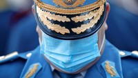 Para penjaga kehormatan Rumania, mengenakan masker wajah untuk perlindungan terhadap infeksi COVID-19 saat pelaksanaan upacara Hari Penerbangan. AP Photo/Vadim Ghirda  