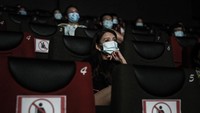 Warga Wuhan juga sudah mulai bisa menonton bioskop namun dengan jarak. Foto: Getty Images/Stringer