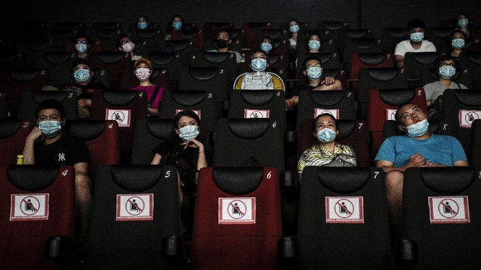 Warga Wuhan Sudah Bisa Nonton Bioskop Lho Sejumlah bioskop di Wuhan, China, sudah kembali dibuka. Pembukaan tersebut dilakukan sejak, Senin (20/7) lalu.