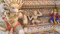 Ketika kamu berkeliling Kuil Pariwat, kamu akan menemukan patung aneka karakter superhero, tokoh-tokoh dan kartun.  (iStock)