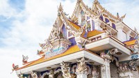 Daya tarik dari Kuil Pariwat atau Wat Pariwat yang berada di Bangkok, Thailand tidaklah biasa.