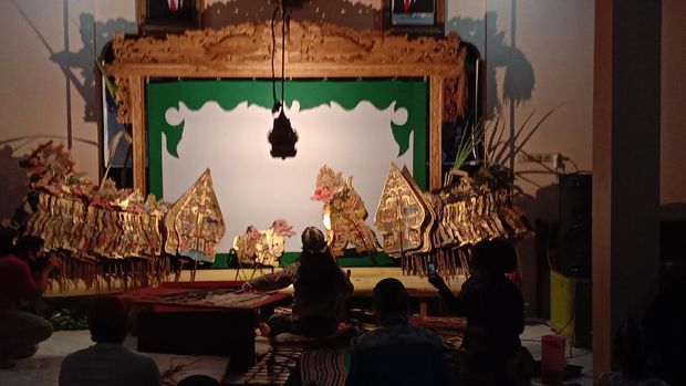 Pertunjukan wayang ala COVID-19 dalam rangka sedekah bumi Desa Tegalsambi Jepara.