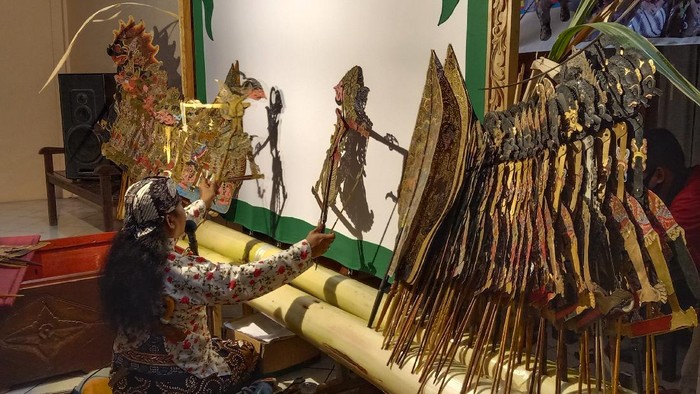 Pertunjukan wayang ala COVID-19 dalam rangka sedekah bumi Desa Tegalsambi Jepara.