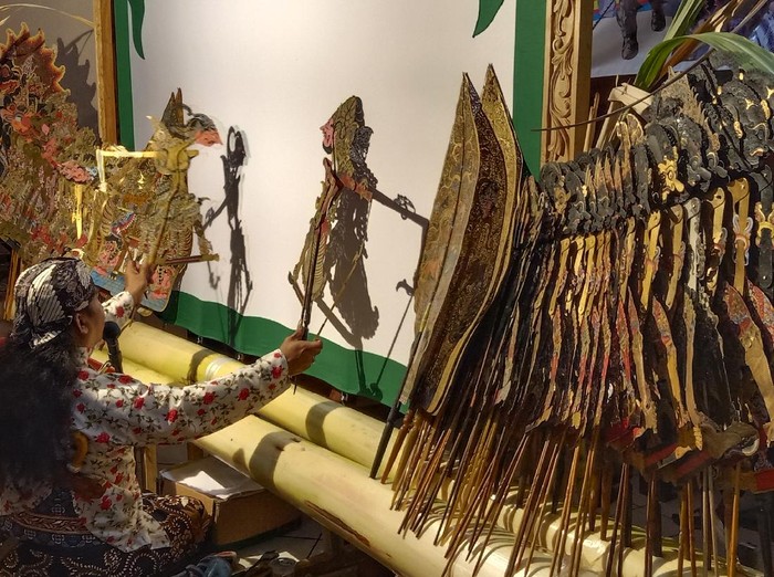 Pertunjukan wayang ala COVID-19 dalam rangka sedekah bumi Desa Tegalsambi Jepara.