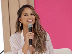 Duh! Chrissy Teigen Dilarikan ke Rumah Sakit Gara-gara Kepedasan