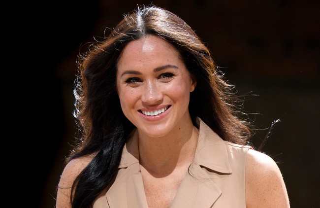 Meski sudah tidak tinggal di istana, Meghan Markle tetap dianggap sebagai anggota kerajaan setelah menikah dengan Pangeran Harry. Nilai kecantikan mantan aktris tersebut adalah 87,4%. Salah alasan yang membuatnya cantik adalah bentuk wajah yang simetris. Foto: Getty Images/Pool