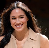 Meski sudah tidak tinggal di istana, Meghan Markle tetap dianggap sebagai anggota kerajaan setelah menikah dengan Pangeran Harry. Nilai kecantikan mantan aktris tersebut adalah 87,4%. Salah alasan yang membuatnya cantik adalah bentuk wajah yang simetris. Foto: Getty Images/Pool