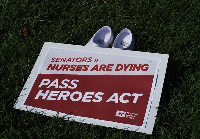 Seperti diketahui, tak sedikit tenaga medis seperti dokter dan perawat, yang turut jadi korban keganasan virus Corona dan jumlahnya kian bertambah dari hari ke hari. Foto: AFP/OLIVIER DOULIERY