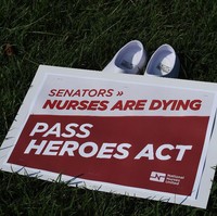 Seperti diketahui, tak sedikit tenaga medis seperti dokter dan perawat, yang turut jadi korban keganasan virus Corona dan jumlahnya kian bertambah dari hari ke hari. Foto: AFP/OLIVIER DOULIERY