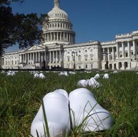 Aksi ini juga sekaligus sebagai desakan kepada anggota Senat agar menyalurkan perlengkapan medis dalam jumlah besar untuk membantu mereka mengatasi pandemi COVID-19. Foto: AFP/OLIVIER DOULIERY