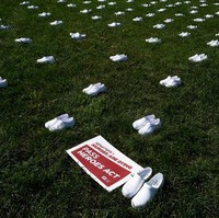 Hari ini kami punya 164 pasang sepatu. Mereka jelas menunjukkan bagaimana sistem administrasi dan Kongres ini telah gagal mencegah para perawat yang terus gugur, kata Stephanie Simms, anggota Persatuan Perawat Nasional di depan Capitol, seperti dikutip dari Raw Story. Foto: AFP/OLIVIER DOULIERY