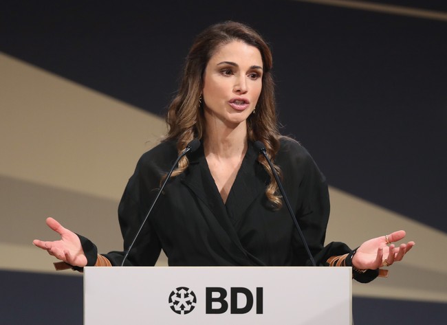 Sedangkan posisi kedua ditempati oleh Ratu Rania dari Jordania. Dikenal cantik dan anggun, Ratu Rania sebenarnya hanya kalah 1% dari Lady Di. Tak heran di berbagai kesempatan ia sering jadi pusat perhatian. Foto: Getty Images/Sean Gallup