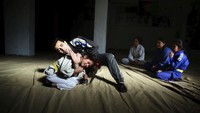 Pelatih Jiu Jitsu Sayed Jawad Hussaini mendemonstrasikan teknik ini selama sesi pelatihan.  