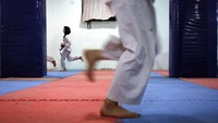 Di bawah kekuasaan Taliban, wanita Afghanistan tidak diizinkan pergi ke sekolah, bekerja di luar rumah atau meninggalkan rumah mereka tanpa pengawalan pria.  