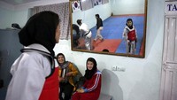 Di Afghanistan yang sering dilanda perang, diskriminasi gender memiliki akar budaya dan sejarah yang dalam dan banyak wanita menderita kekerasan dalam rumah tangga.  