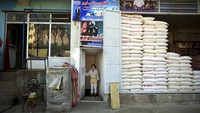 Anggota klub Jiu Jitsu membuka pintu klub sebelum sesi pelatihan di Kabul, Afghanistan.  