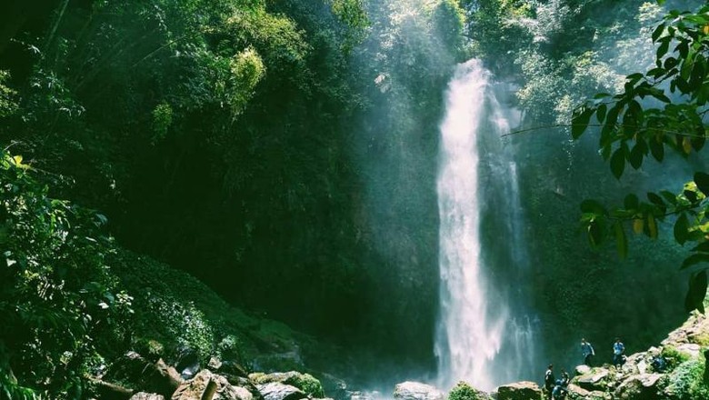 Pesona Air  Terjun  Lembah Pelangi  di Lampung