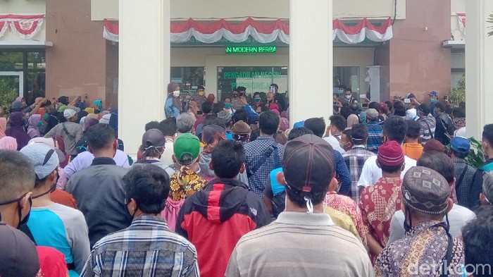 Aksi demo warga terdampak pembangunan Bendung Bener di PN Purworejo